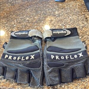 Men’s Black and Gray fingerless .